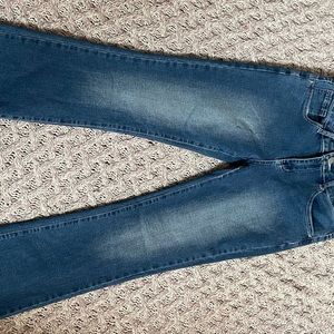 Low rise jeans with floral pattern in back pockets